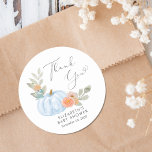 Sticker Rond Citrouille Aquarelle bébé garçon douche Merci<br><div class="desc">Un joli autocollant mignon pour votre baby boy shower faveurs et cartes de remerciement avec "Merci" écrit un script gris élégant avec un coeur gonflé, et un bouquet aquarelle d'un citrouille bleu pastel, fleurs orange et verdure. Personnalisez le nom de la mère et la date de la douche dans une...</div>