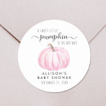 Sticker Rond Citrouille rose Aquarelle Bébé Fille Douche<br><div class="desc">Un sticker mignon pour vos invitations à la douche pour bébé fille,  les faveurs de fête et les cartes de remerciement avec une aquarelle rose pastel d'un citrouille et "Un petit Citrouille sucré est en route" écrit dans un mélange de typographie grise et un script élégant avec des swashes.</div>