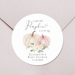 Sticker Rond Citrouille rose Floral Aquarelle Bébé Fille Douche<br><div class="desc">Un élégant autocollant de douche pour bébé fille pour vos invitations,  faveurs de fête et cartes de remerciement avec "un petit citrouille sucré est en route" en simple typographie grise et un script élégant avec un coeur swash et aquarelles de citrouilles rose et crème et bouquets floraux.</div>