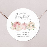 Sticker Rond Citrouille Rose Floral Baby Girl Douche<br><div class="desc">Un élégant autocollant pour bébé fille avec "un petit citrouille sucré est en route" dans une simple typographie gris doux et un script élégant avec un coeur swash et aquarelles de citrouilles roses et crème et bouquets floraux.</div>