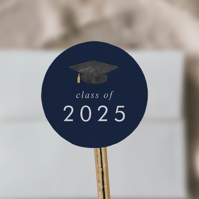 Sticker Rond Classe de Casquette de 2e année de la marine chic  (Chic Navy Blue Grad Cap Class of 2025 Graduation Classic Round Sticker)