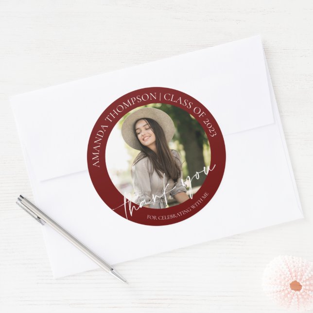 Sticker Rond Classe De Merci De Graduation Photo Rouge 2024 (Enveloppe)