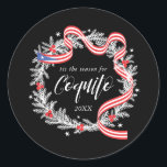 Sticker rond classique Coquito Christmas Wreath<br><div class="desc">Étiquette de Coquito avec une couronne de Noël et un ruban du drapeau portoricain.</div>