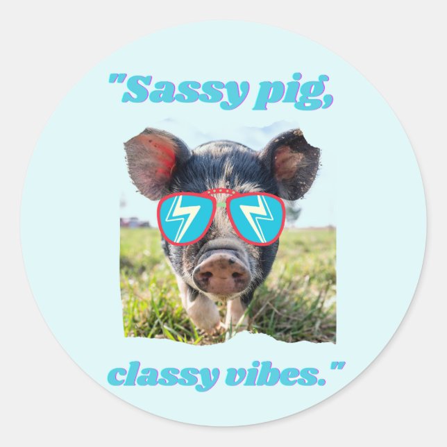 Sticker Rond Cochon Sassy  Vibes Classiques- Citation de Cochon (Devant)