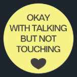 Sticker Rond Code de couleur de distance sociale mariage jaune<br><div class="desc">Un autocollant jaune à code couleur lointain pour vous aider à vous sentir en sécurité et à l'aise avec vos interactions sociales et faire savoir aux autres quel niveau de distance sociale vous êtes à l'aise avec. Le texte personnalisable dit "OK AVEC PARLER MAIS PAS TOUCHER". Les articles correspondants et...</div>