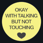 Sticker Rond Code de couleur de distance sociale mariage jaune<br><div class="desc">Un autocollant jaune à code couleur lointain pour vous aider à vous sentir en sécurité et à l'aise avec vos interactions sociales et faire savoir aux autres quel niveau de distance sociale vous êtes à l'aise avec. Le texte personnalisable dit "OK AVEC PARLER MAIS PAS TOUCHER". Les articles correspondants et...</div>