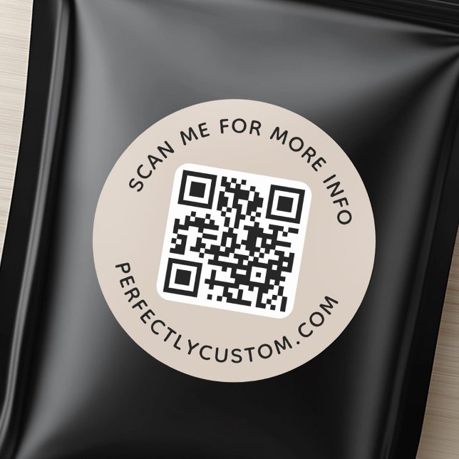 Sticker Rond Code QR et texte personnalisé clair mocha brun (QR code and custom text light mocha brown Classic Round Sticker)
