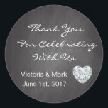 Sticker Rond Coeur Chalkboard personnalisé Faveurs de mariage<br><div class="desc">Beaux autocollants/étiquettes de mariage pour vos cadeaux de mariage. Tableau de bord avec coeur en diamant. "Merci de célébrer avec nous". Peut être modifié comme vous le souhaitez.</div>