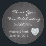 Sticker Rond Coeur Chalkboard personnalisé Faveurs de mariage<br><div class="desc">Beaux autocollants/étiquettes de mariage pour vos cadeaux de mariage. Tableau de bord avec coeur en diamant. "Merci de célébrer avec nous". Peut être modifié comme vous le souhaitez.</div>