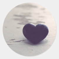 Coeur de pierre violet à l'âme sur une plage de sa