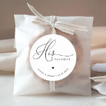 Sticker Rond Coeur Romantique Script Sa Faveur Mariage Favorite<br><div class="desc">Présentez vos invités à vos plaisirs favoris avec ces stickers mignons,  avec un script de coeur romantique et une typographie classique.</div>