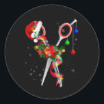 Sticker Rond Coiffeur de ciseau Père Noël Christmas Coiffeur St<br><div class="desc">Ce drôle de T-shirt Novelty montre des accessoires de coiffeur dans Love. Fait un joli tee pour le coiffeur, les étudiants en cosmétologie, coiffeur, coiffeur, coiffeur et styliste. Idéal pour couper les cheveux avec ciseaux et faire un cool cheveux avec le sèche-cheveux. Cette conception de chemise influence une occasion, de...</div>