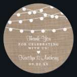 Sticker Rond Collection de Mariages Rustic Burlap<br><div class="desc">Simple mais élégant, les lampes à cordes de la collection rustique mariage burlap est un design étonnant avec de belles lumières à cordes blanches suspendues sur un arrière - plan effet burlap, qui est parfait pour toute célébration mariage rustique. Ces autocollants peuvent être personnalisés pour votre occasion spéciale et feraient...</div>