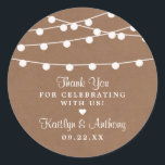 Sticker Rond Collection de Mariages Rustic Kraft<br><div class="desc">Simple mais élégant, les lampes à cordes de la collection rustique Kraft mariage est un design époustouflant avec de belles lumières à cordes blanches suspendues sur un arrière - plan à effet Kraft, qui est parfait pour toute célébration mariage rustique. Ces autocollants peuvent être personnalisés pour votre occasion spéciale et...</div>