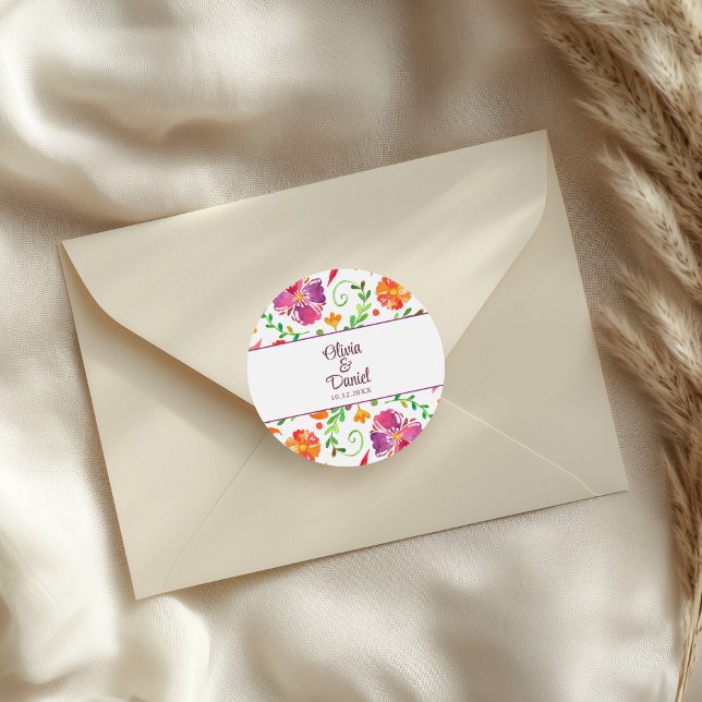 Sticker Rond Coloré mexicain Floral Fiesta Mariage (Colorful Mexican Floral Fiesta Wedding Classic Round Sticker on an elegant wedding envelope.)