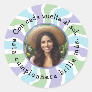 Sticker Rond Con cada vuelta al sol esta cumpleañera brilla más