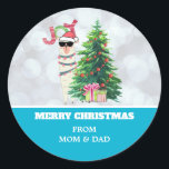 Sticker Rond Cool Llama sur Silver Bokeh & Icy Blue Christmas<br><div class="desc">autocollants de Noël personnalisés avec votre nom. Créé avec une drôle d'illustration. Un mignon lama portant des lunettes de soleil noires et un chapeau de santa rouge. Derrière un sapin de Noël avec des cadeaux festifs. Le mot Joy écrit au-dessus de sa tête dans une police de vacances colorée. Arrière...</div>