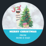 Sticker Rond Cool Llama sur Silver Bokeh & Icy Blue Christmas<br><div class="desc">autocollants de Noël personnalisés avec votre nom. Créé avec une drôle d'illustration. Un mignon lama portant des lunettes de soleil noires et un chapeau de santa rouge. Derrière un sapin de Noël avec des cadeaux festifs. Le mot Joy écrit au-dessus de sa tête dans une police de vacances colorée. Arrière...</div>
