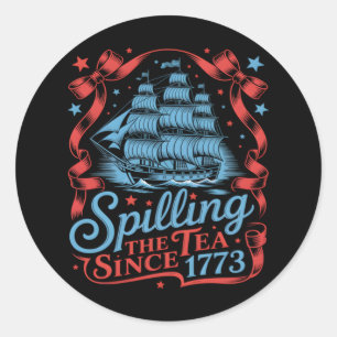 Sticker Rond Coquette Spilling The Tea Depuis 1773 4 juillet