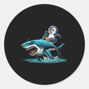 Sticker Rond Costume de requin à cheval sur un pingouin pour en
