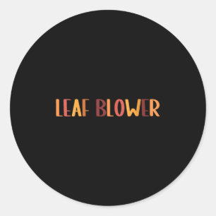 Sticker Rond Costume drôle de femme souffleur de feuilles d'aut