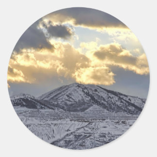 Sticker Rond Coucher de soleil orageux au-dessus des monts couv