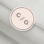 Sticker Rond Couleur éditable minimaliste couple moderne monogr<br><div class="desc">Design monogramme simple et épuré, moderne, noir et blanc, parfait pour un mariage mariage ou printanier moderne. La couleur rose vif arrière - plan peut être changée pour correspondre à votre thème mariage, il suffit de cliquer sur le bouton "Customiser!", puis de modifier la couleur sous la section "Couleur Arrière...</div>