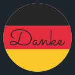 Sticker Rond Couleurs du drapeau allemand Danke<br><div class="desc">Danke ... un message de remerciement en langue allemande sur fond des couleurs du drapeau de l'Allemagne. Vous pouvez changer le style de calligraphie monoline fantaisiste moderne pour créer votre propre message texte personnalisé. Essayez un style de police, une taille et une couleur différents et personnalisez la conception du texte...</div>