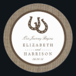 Sticker Rond Country Rustic Horseshoe Sur Burlap Mariage<br><div class="desc">Ces autocollants sont parfaits pour tout couple qui planifie un mariage rustique à la campagne. L'aménagement comporte deux fer à cheval marron chanceux sur un arrière - plan rustique à effet burlap. Le design simple peut être personnalisé pour convenir à votre événement spécial et sera la faveur parfaite pour n'importe...</div>