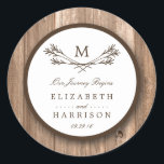 Sticker Rond Country Rustic Monogram Branche & Mariage bois<br><div class="desc">Ces autocollants sont parfaits pour tout couple qui planifie un mariage rustique à la campagne. Le design comprend un design de branche monogramme sur un arrière - plan rustique à effet de bois. Le design simple peut être personnalisé pour convenir à votre événement spécial et sera la faveur parfaite pour...</div>