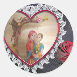 Sticker Rond Couple asiatique de mariage sur une balançoire en 