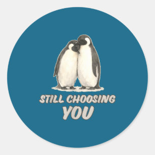 Sticker Rond Couple de manchots mignons choisissant toujours vo