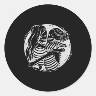 Sticker Rond Couple lesbien Fierté Lgbtq Squelettes S'embrassan