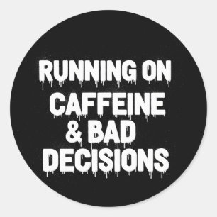 Sticker Rond Courir sur la caféine et les mauvaises décisions C