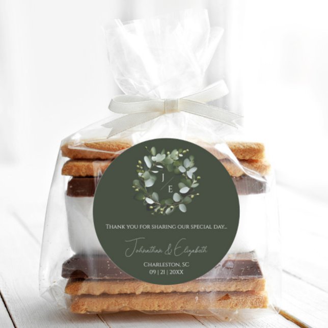 Sticker Rond Couronne de eucalyptus à monogramme moderne Vert f (Dark Green Modern Monogram Eucalyptus Wreath Wedding Favor Sticker)