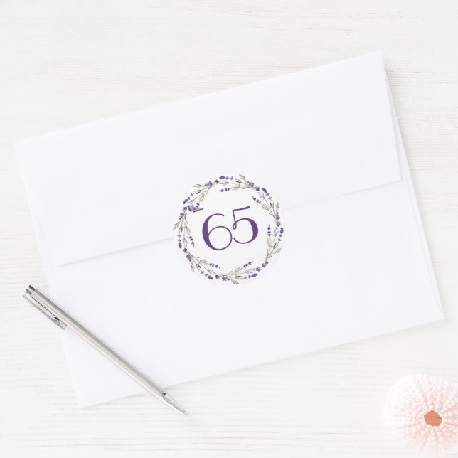 Sticker Rond Couronne de Lavande pour 65e Anniversaire (Enveloppe)