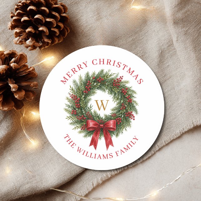 Sticker Rond Couronne de Noël Monogramme Ruban Rouge (Monogram Christmas Wreath Red Bow Classic Round Sticker)