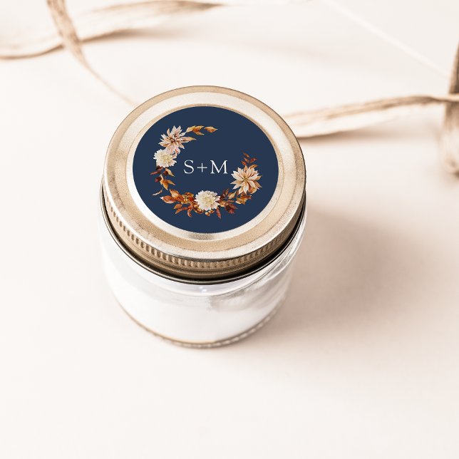Sticker Rond Couronne florale de monogramme d'automne marine (Navy Blue Fall Monogram Floral Wreath Classic Round Sticker by Painted Paperie
)
