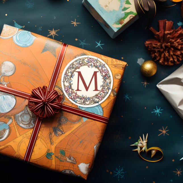 Sticker Rond Couronne vintage de monogramme floral (A monogram label is shown attached to a Christmas gift.)