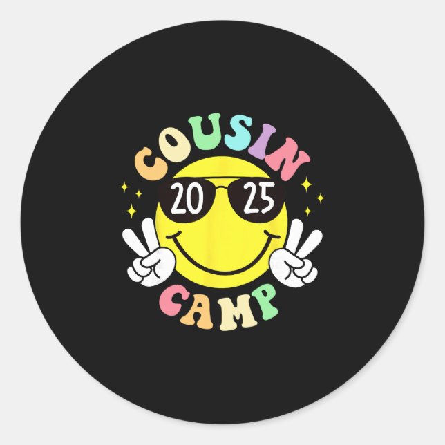 Sticker Rond Cousin Camp 2025 Camping Campfire Summer Vacation  (Devant)