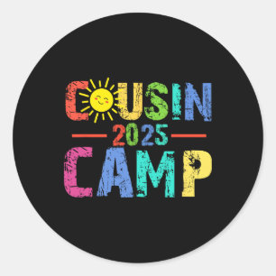 Sticker Rond Cousin Camp 2025 Camping Feu de camp Vacances d'ét