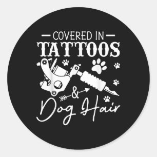 Sticker Rond Couvert De Tatouages Et De Cheveux De Chien Tatoua