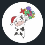 Sticker Rond Cow Cheerful Christmas Winter Animals<br><div class="desc">La vache de Noël avec des ballons de Noël. Animaux amusants avec des cadeaux et de la neige aux vacances. Aussi drôle pour Noël en juillet. Les vaches sont des animaux sucrés et parfaits pour Noël.</div>