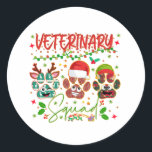 Sticker Rond Coworkers de Veterinary Christmas<br><div class="desc">Équipe de vétérinaires ! Surprenez vos patients et faites-les sourire avec ce design original. Créez des moments inoubliables dans votre bureau dentaire et appareillez avec tous vos collègues.</div>