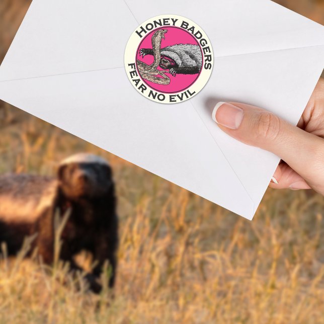 Sticker Rond Crainte pas mal Pink Honey Badger Badass Animal Ar (Honey badgers fear no evil quote sticker)