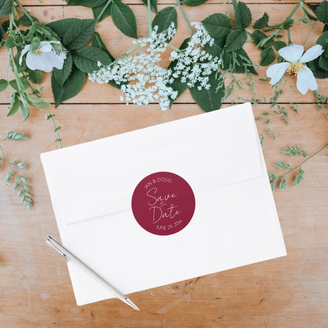 Sticker Rond Cranberry Red Styliszed Wedding Enregistrer la dat (In Situ Wedding)