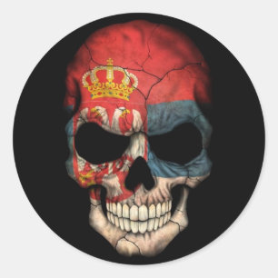 Sticker Rond Crâne serbe de drapeau sur le noir