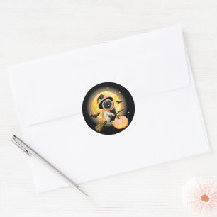 Sticker Rond Crazy Happy Halloween Carlin chevauchant une chamb