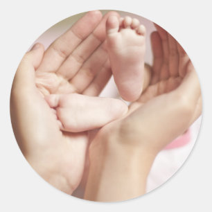 Sticker Rond Crèche de huche de baby shower attendant la mère