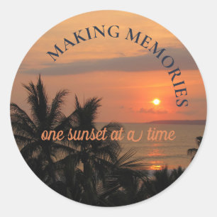Sticker Rond Créer des souvenirs un coucher de soleil à la fois